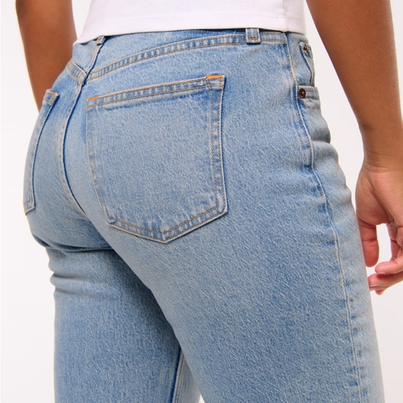 Abercrombie & Fitch Light Blue Curve Love Mid Rise 90s Straight Leg Jeans 24 - Picture 3 of 12